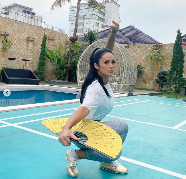 Melalui sebuah acara press conference Launching Vitox pada Senin (2/8/21) via Zoom, Krisdayanti mengaku bahwa dirinya memang saat ini lebih rajin berolahraga karena sempat mengalami kenaikan berat badan akibat PPKM. Ibu dari 4 orang anak itu mengatakan bahwa beratnya sempat menginjak 62 kg. Padahal biasanya berat badan dari Krisdayanti selalu berada di bawah 60 kg. Foto: Instagram/@krisdayantilemos