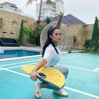 Melalui sebuah acara press conference Launching Vitox pada Senin (2/8/21) via Zoom, Krisdayanti mengaku bahwa dirinya memang saat ini lebih rajin berolahraga karena sempat mengalami kenaikan berat badan akibat PPKM. Ibu dari 4 orang anak itu mengatakan bahwa beratnya sempat menginjak 62 kg. Padahal biasanya berat badan dari Krisdayanti selalu berada di bawah 60 kg. Foto: Instagram/@krisdayantilemos