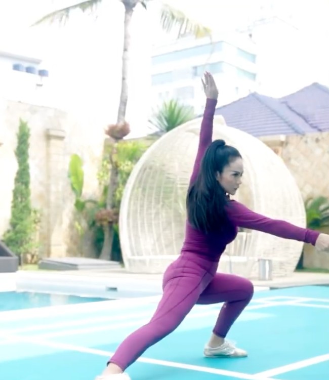 Berkat usaha yang telah dilakukannya selama 9 bulan, dimulai dari bulan Oktober sampai saat ini, Krisdayanti mengaku mengalami penurunan berat badan sebanyak 8 kg. Salah satu olahraga kegemarannya yang juga berperan dalam penurunan berat badannya itu ialah Wushu. Foto: Instagram/@krisdayantilemos