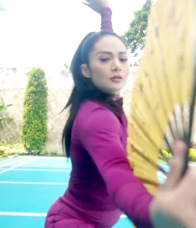 Saya mencoba olahraga baru di Wushu ini saya menyebutnya olahraga anti pikun, karena ada gerakannya, ada ketagasannya disitu, ada ritmenya, dan bikin badan lebih bagus. Jadi saya pikir kolaborasi antara saya meminum minuman serat ini dengan olahraga, tidur cukup, makan yang baik, ya Insya Allah semuanya juga bisa memperoleh berat yang ideal seperti saya, jelas Krisdayanti. Foto: Instagram/@krisdayantilemos