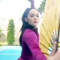 Saya mencoba olahraga baru di Wushu ini saya menyebutnya olahraga anti pikun, karena ada gerakannya, ada ketagasannya disitu, ada ritmenya, dan bikin badan lebih bagus. Jadi saya pikir kolaborasi antara saya meminum minuman serat ini dengan olahraga, tidur cukup, makan yang baik, ya Insya Allah semuanya juga bisa memperoleh berat yang ideal seperti saya, jelas Krisdayanti. Foto: Instagram/@krisdayantilemos