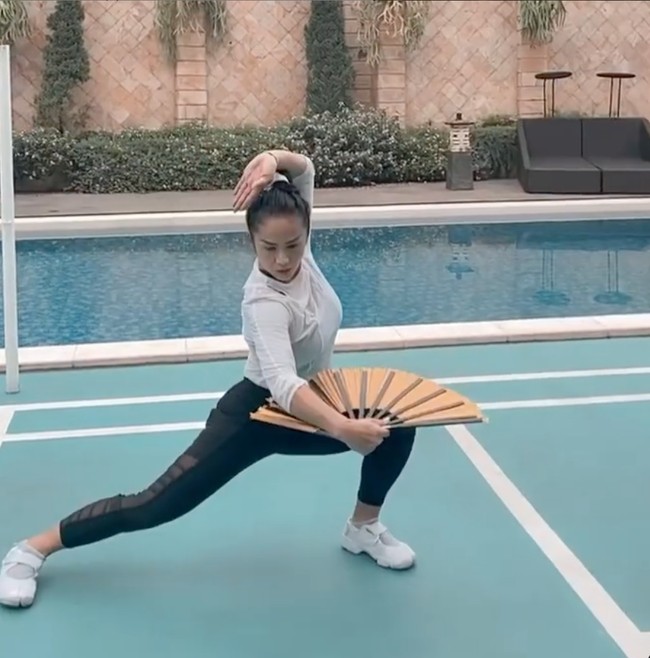Tak sedikit rekan artis dan netizen yang memuji kepiawaian Krisdayanti dalam melakukan Wushu. Kereeen bgt mimi, komentar Rossa. Cepet banget progresnya... keren, tambah Yuni Shara. Foto: Instagram/@krisdayantilemos
