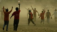 Hal tersebut bermula pada viral sebuah cuitan di akun twitter @Antonius061 tentang Mati Corona Ala Madura. Cuitan itu berisi tulisan dari Firman Syah Ali yang menceritakan kondisi Pamekasan tampak normal dalam status PPKM level 3, padahal pandemi COVID-19 tengah melonjak saat ini. Chris McGrath/Getty Images