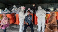 Menurut Bupati Bangkalan, Abdul Latif Amin, lonjakan kasus COVID19 di Bangkalan salah satunya karena masyarakat abai protokol kesehatan. Terutama saat liburan hari raya Idulfitri.JUNI KRISWANTO/AFP via Getty Images