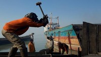 Bahkan dalam tulisan si Firman, orang yang meninggal karena COVID-19  tidak dilaporkan ke puskesmas tetapi tetap dimandikan biasa, disholati dan ditahlili biasa, sehingga tidak masuk data resmi korban Corona di Kabupaten setempat. Ed Wray/Getty Images