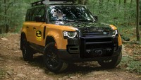 Land Rover juga membekali Defender Trophy Edition ini, dengan berbagai peralatan serta fitur tamabahan yang dapat memudahkan pengendaranya untuk eksplorasi di medan ekstreme sekalipun. Selain itu, fitur tow hitch receiver, ClearSight RearView dan Air Suspension Pack C tentunya hadir di mobil edisi terbatas ini. Foto: dok. Land Rover