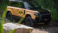 Land Rover Defender Trophy Edition ini menggunakan basis dari Land Rover Defender 110 P400 X-Dynamic SE model tahun 2022. Namun, yang membuatnya spesial tentu dari wrapping desainnya yang dibuat mirip dengan Land Rover Defender legendaris, edisi Works V8 Trophy.  Foto: dok. Land Rover