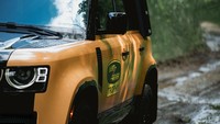 Hadirnya Land Rover Defender Trophy Edition ini, bukan hanya sebagai mobil yang mengingatkan pecinta Land Rover dengan lini edisi Trophy-nya, tapi juga untuk tiket mengikuti kejuaraan Trophy. Foto: dok. Land Rover