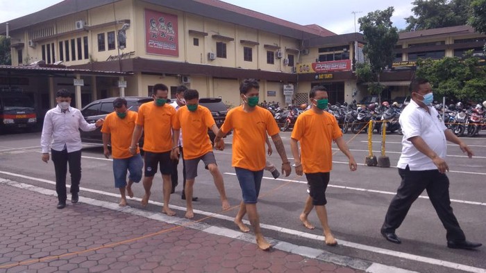 Lima tersangka penyiraman air keras ke pemred di Medan (Datuk-detikcom)