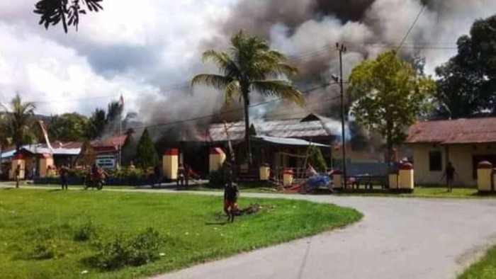 Mapolsek Nimboran di Jayapura, Papua dibakar Massa. (dok. Istimewa)