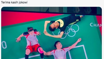 Meme editan Presiden Jokowi ikut tiduran di lapangan. Jokowi langsung memberikan ucapan selamat kepada Greysia/Apriyani. Foto: (Twitter)