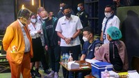 Tampak Sandiaga Uno didampingi salah satu pemegang saham Holywings Hotman Paris, Owner Holywings Ivan Tanjaya, Brand Ambasador Holywings saat melakukan peninjauan. 
