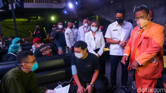 Menparekraf Sandiaga Uno Tinjau Vaksinasi di Holywings Menteri Pariwisata dan Ekonomi Kreatif Sandiaga Uno hari ini meninjau vaksinasi tahap 2 di bar Holywings, Jakarta.