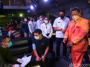 Menparekraf Sandiaga Uno Tinjau Vaksinasi di Holywings