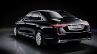 Mercedes-Benz S-Class Guard ini memiliki desain layaknya S-Class model biasanya. Namun yang membedakan mobil asal Jerman yang satu ini memiliki bobot yang lebih berat, kaca yang lebih tebal dan mengusung ban run-flat system yang mampu terus melaju meski angin dalam ban terus berkurang. Foto: Autoblog