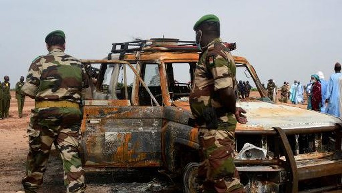 Nigerien army officials inspect the car belonging to French aid group ACTED in the Kour Reserve, about 60 km from Niamey, on August 21, 2020, at the scene where six French aid workers, their local guide and the driver were killed by unidentified gunmen riding motorcycles on August 9, 2020. (Photo by Boureima HAMA / AFP)