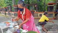 Diakui Bibit, serabinya kadang ramai dan kadang sepi pembeli. Namanya jualan kadang kan ramai, kadang sepi. Disyukuri saja, pandemi atau tidak ya seperti ini, ucapnya.