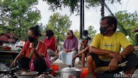 Dalam sehari Bibit bisa menghabiskan 5 kilogram adonan. Kalau porsinya nggak tahu sehari bisa berapa porsi, nggak pernah ngitung, ujar Bibit.