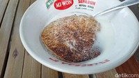 Serabi bisa disajikan dengan kuah manis ataupun asin. Satu porsinya hanya Rp 3 ribu. 