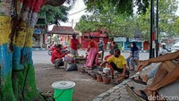 Serabi enak di Ponorogo bisa kamu jumpai di depan kantor Kecamatan Kota Ponorogo.