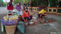 Bibit sendiri mulai siap-siap berjualan dari rumah pukul 04.00, lalu biasanya sudah tutup pukul 09.00 atau 10.00. Kalau kamu sedang di Ponorogo, jangan lewatkan serabi ini ya!