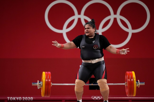 Nurul Akmal telah menyelesaikan pertandingannya di Olimpiade Tokyo 2020. Nurul finis di posisi lima besar di kelas +87 kilogram putri. Nurul membukukan total angkatan 256kg. Rinciannya, ia sukses melakukan angkatan 115kg snatch dan clean and jerk 151kg. Foto: AP/Luca Bruno