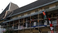 Renovasi yang dilakukan meliputi perbaikan atap pada bagian lis plang dan talang saluran air.