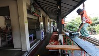 Saat ini Pasar Gede yang kokoh tersebut mendapatkan banyak perbaikan diantaranya perbaikan saluran pembuangan dibawah tanah, talang air, serta lis plang untuk memperindah wujud pasar dibagian luar atas.