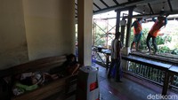 Pekerja menyelesaikan pengerjaan secara teliti.