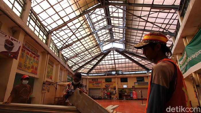 Pasar Gede Solo Manfaatkan Momen PPKM untuk Renovasi Momen penutupan pasar yang merupakan kebijakan dari PPKM dimanfaatkan pengelola Pasar Gede Solo untuk melakukan renovasi.