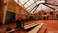 Pekerja menyelesaikan renovasi Pasar Gede Solo bagian timur, Jawa Tengah, Senin  (2/8).