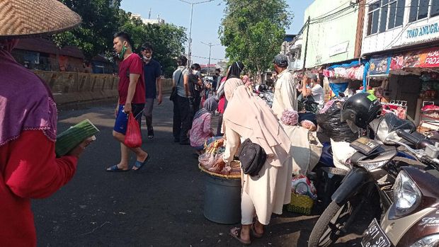 Pedagang Pasar Minggu Turun ke Jalan Tawarkan Dagangan