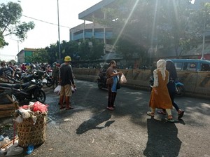 Pedagang Pasar Minggu Turun ke Jalan Tawarkan Dagangan, Ada yang Tak Bermasker