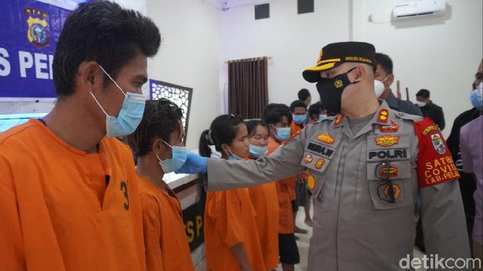 Pelaku penyiksa pasutri di Riau yang dituduh dukun (Raja Adil Siregar/detikcom)