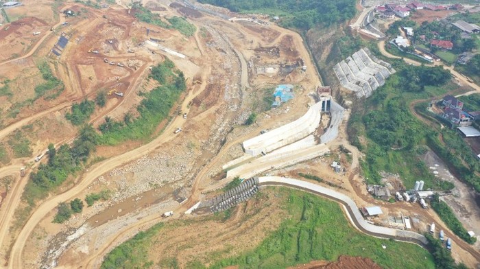 Penampakan Terkini Proyek Penangkal Banjir Jakarta Kementerian PUPR terus mempercepat penyelesaian pembangunan Bendungan Kering (dry dam) Sukamahi dan Ciawi di Kabupaten Bogor, Jawa Barat.