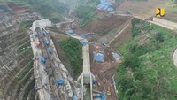 Sementara progres konstruksi Bendungan Ciawi saat ini sudah sebesar 79,44% dengan capaian pembebasan lahan 97,67%.  Kontrak pembangunannya senilai Rp 798,70 miliar dengan kontraktor pelaksana PT. Brantas Abipraya dan PT. Sacna (KSO).