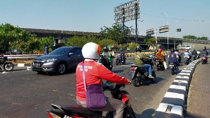 penyekatan di Bundaran Waru selama PPKM Darurat hingga Level 4