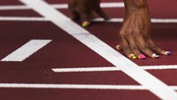 Kuku warna-warni terlihat menghiasi jari Javianne Oliver, dari Amerika Serikat, saat bersiap untuk memulai pertandingan lari 100 meter putri. AP/Matthias Schrader  