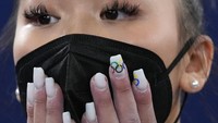 Hiasan kuku bergambar Olimpiade juga terlihat di jari Sunisa Lee, dari Amerika Serikat, atlet senam artistik putri Olimpiade 2020. AP/Gregory Bull  
