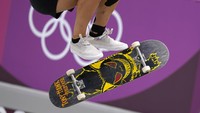 Corak unik mewarnai Skateboad Julia Brueckler dari Austria saat bertanding di final street skateboarding putri. AP/Ben Curtis  