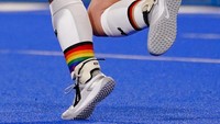 Nike Lorenz dari Jerman mengenakan pelindung tulang kering berhias pelangi saat pertandingan hoki lapangan wanita melawan India. AP/John Minchillo  