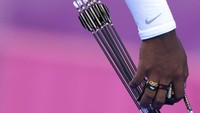 Atanu Das dari India mengenakan cincin berlogo Olimpiade saat kompetisi panah beregu putra. AP/Alessandra Tarantino  