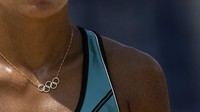 Miki Ishi, dari Jepang, mengenakan kalung dengan cincin Olimpiade selama pertandingan voli pantai wanita. AP/Felipe Dana  