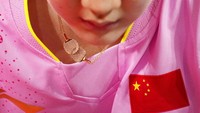 Petenis China Chen Meng mengenakan kalung bergambar bet tenis meja pada pertandingan perebutan medali emas tunggal putri tenis meja Olimpiade Tokyo 2020. AP/Kin Cheung  