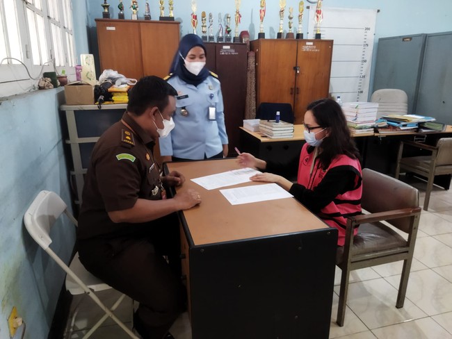 Saat Pinangki dieksekusi di Lapas Tangerang, dia pun kembali mengubah penampilannya. Pinangki terlihat memakai rompi pink tanpa menutup kepalanya lagi. Foto: Dok. Istimewa.