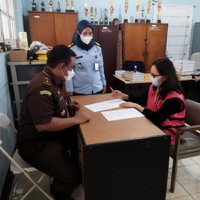 Saat Pinangki dieksekusi di Lapas Tangerang, dia pun kembali mengubah penampilannya. Pinangki terlihat memakai rompi pink tanpa menutup kepalanya lagi. Foto: Dok. Istimewa.