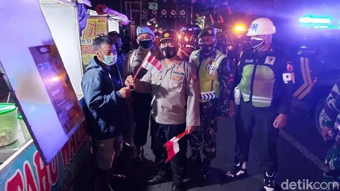 Para pedagang kaki lima (PKL) di Jombang kompak mengibarkan bendera merah putih. Aksi para pedagang ini sebagai simbol semangat mereka untuk melawan pandemi COVID-19.