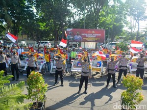 Saat Tukang Becak di Kota Pasuruan Kibarkan Merah Putih Usai Dapat Sembako