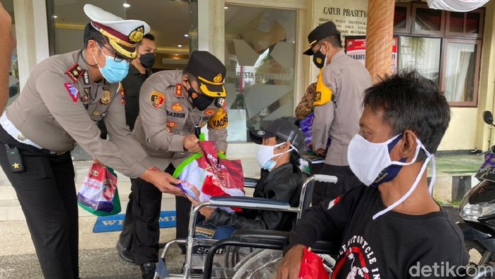 Polisi Banyuwangi kembali membagikan bantuan kepada masyarakat. Kali ini, giliran penyandang disabilitas yang mendapat bantuan sembako.