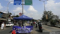 Terlihat di Pos PPKM di Jalan Jend. Basuki Rachmat, Jakarta Timur, Senin (02/08/2021), pun terlihat longgar dan tidak adanya petugas yang mengawasi setiap kendaraan yang melintas.  